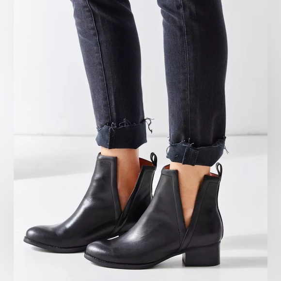 Jeffrey Campbell Oriley Cut Out Black Leather Pull Tabs Ankle Booties Size 6 - Picture 4 of 12